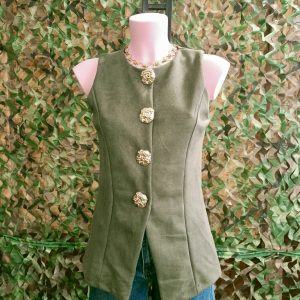 ✨ Superbe gilet sublimé par de gros boutons façon broches. Une pièce élégante qui combine confort et tendance, idéale pour moderniser toutes tes tenues. ✔️ Matière douce et agréable à porter ✔️ Boutons bijoux XXL pour un détail chic ✔️ Coupe actuelle facile à associer avec un jean, une jupe ou une robe 👉 Le détail parfait pour un style ultra tendance et raffiné ! Convient aux tailles de 36 au 40 Fabriqué en Italie